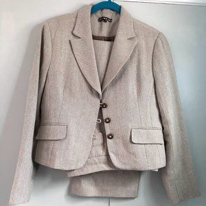 Dalia Polyester/Wool Tweed Blend Pants Suit | Sz 12. Tan with a Bit of Gold